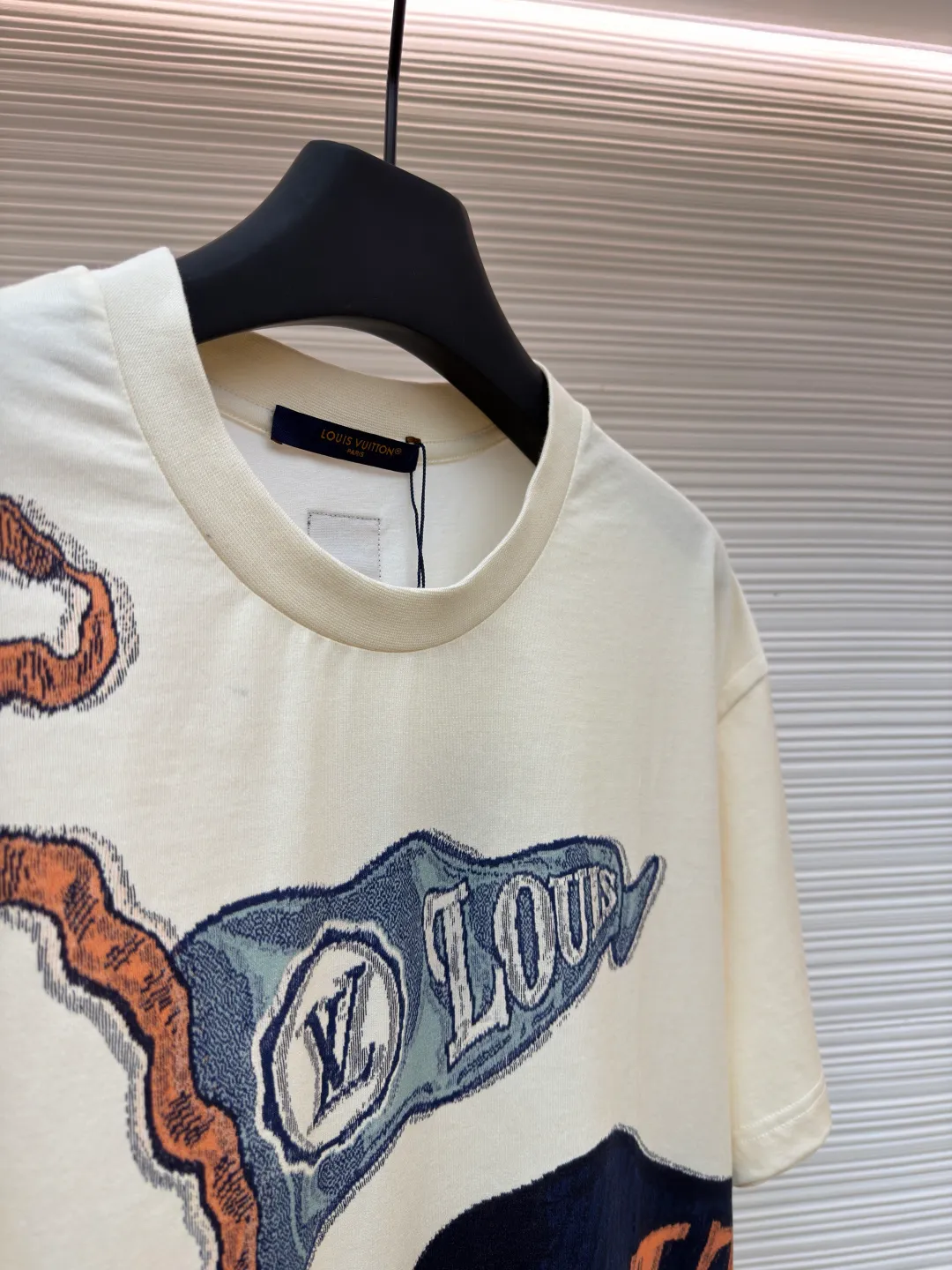LOUIS VUITTON letter printed short-sleeved T-shirt ●Original version: purchased and developed by 10070 ●Item number: 1680688-A35 ●Fabric: pure cotton double yarn fabric ●Technology: printing production ●Version: fitted version ●Weight: about 205 grams ●Size: XS-S-M-L ●Description: The fabric is made of 220 grams pure cotton double yarn fabric It is soft and skin-friendly, highly breathable, and the positioning cutting process oversizes the loose and large version, making the upper body very slimming. The overall wiring is straight and delicate, the fabric is comfortable and soft, and the color is consistent without color difference. It can be matched with the same style to create a fashionable look and control various occasions. Customized accessories, complete with three standards, same style for men and women!